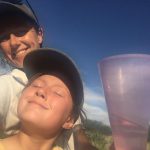 Zwei schlanke Farmerinnen